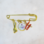 Broche dorée en acier inoxydable à 3 pampille : corail véritable, médaille Madonuccia et bras protecteur corse