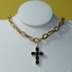 Collier en plaqué or avec chaîne à maillons épais et pendentif croix de 4 cm serti de zircons noirs