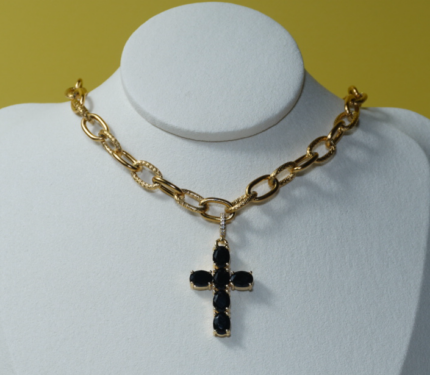 Collier en plaqué or avec chaîne à maillons épais et pendentif croix de 4 cm serti de zircons noirs