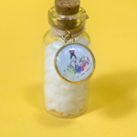 Fiole de sel de 4 cm avec médaille de la Madonuccia, porte-bonheur protecteur artisanal signé L'Oru, tradition corse et spiritualité.