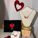 Box rouge Saint Valentin 2026 chez L'Oru : pochette di Core, bracelet et collier multi pampilles en plaqué or - Présentation