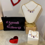 Box violette Saint Valentin 2026 chez L'Oru : pochette d'Amore e di Liberta, bracelet et collier multi pampilles en plaqué or - Présentation