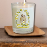 Bougie San Ghjise Ajaccio en cire coulée dans un verre de 7 cm de hauteur et 5,5 cm de diamètre, ornée d’une illustration de San Ghjise, symbole spirituel et protecteur des travailleurs et des familles corses.