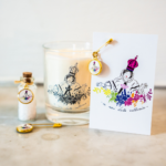 Box a Madonuccia : une bougie, une carte et son épingle, une épingle seule et une fiole de sel. Orné de la médaille de la protectrice d'Ajaccio