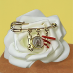 Brocha San Ghjisè : médaille protectrice, corail véritable, bras protecteur en acier inoxydable doré