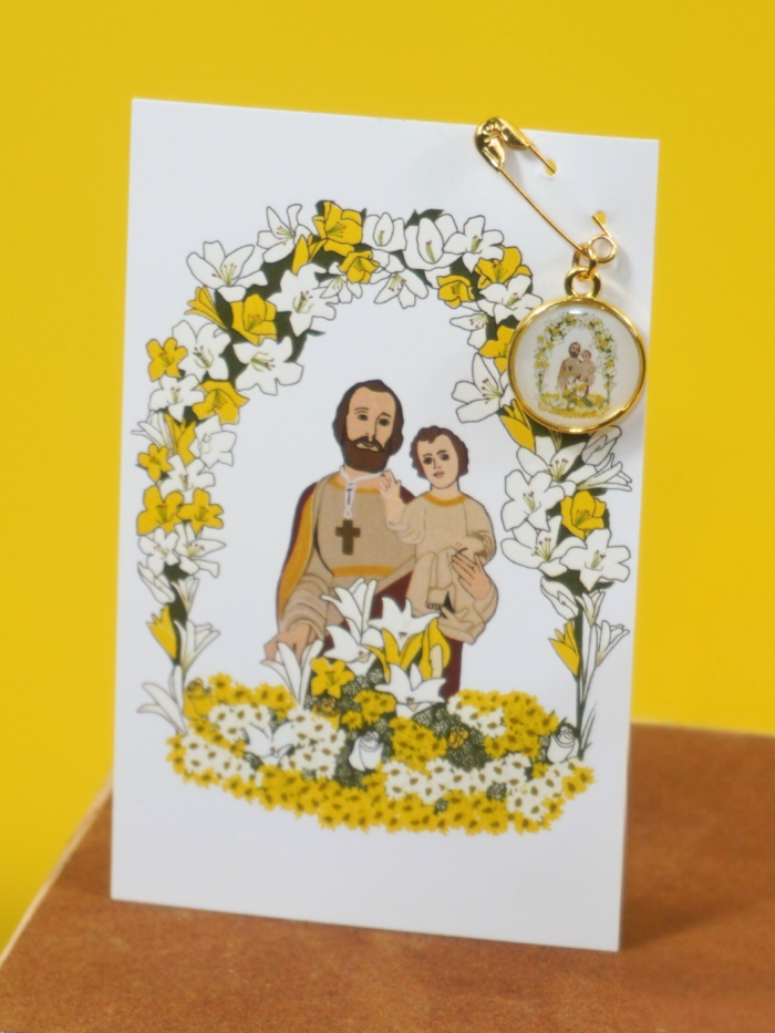 Carte médaille de Saint Joseph en acier inoxydable, illustrée avec un dessin exclusif pour L'Oru, représentant San Ghjisè avec une médaille recto-verso attachée à la carte.