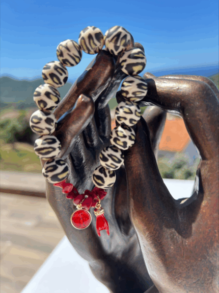 Bracelet léopard & corail avec perles silicone zébrées, éclats de corail rouge, médaille de la Vierge et corne. Bijou inspiré de la culture corse.