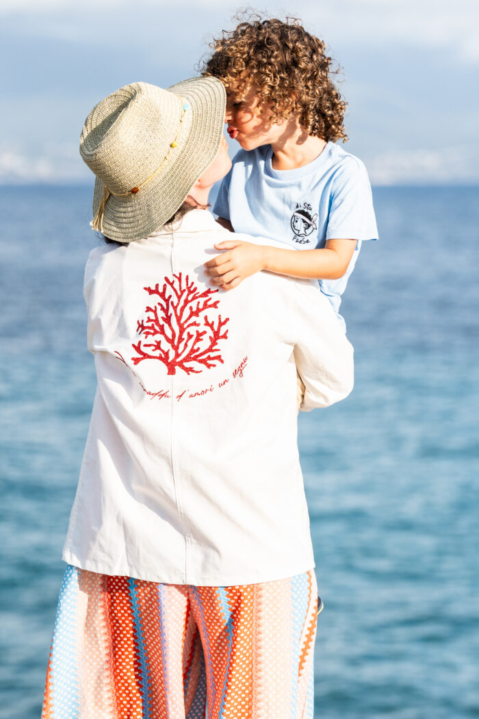 Zoom sur sérigraphie paillettes rouges – veste Bleu de Chine blanc U Curaddu