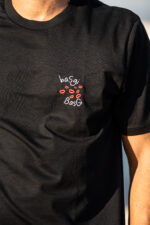 Broderie du T-shirt pour homme Basgi Basgi sur noir, broderie bisous rouges et texte affectif
