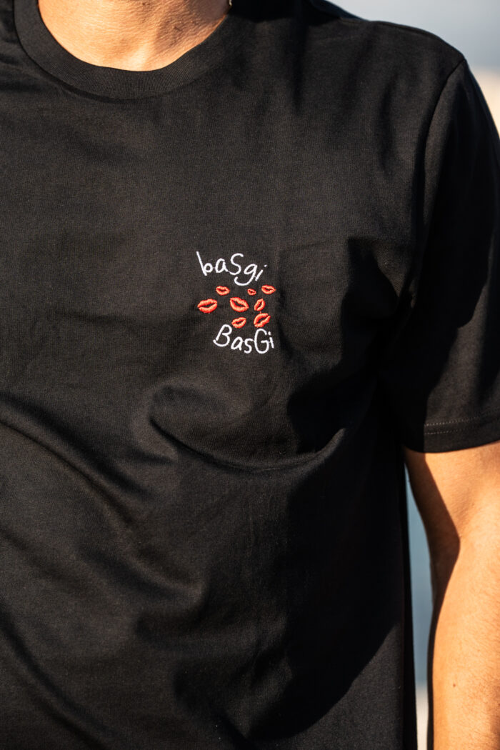 Broderie du T-shirt pour homme Basgi Basgi sur noir, broderie bisous rouges et texte affectif