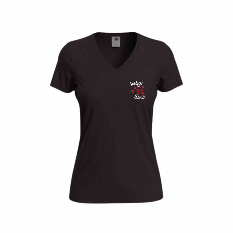 Femme portant le t-shirt brodé Basgi Basgi noir, broderie bisous rouges visible sur la poitrine