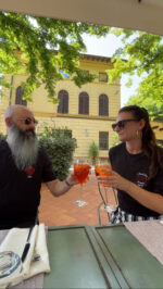 Couple portant le tee-shirt brodé Amicizia col V, avec message « L’amicizia hè senza vezzi » brodé près du cœur