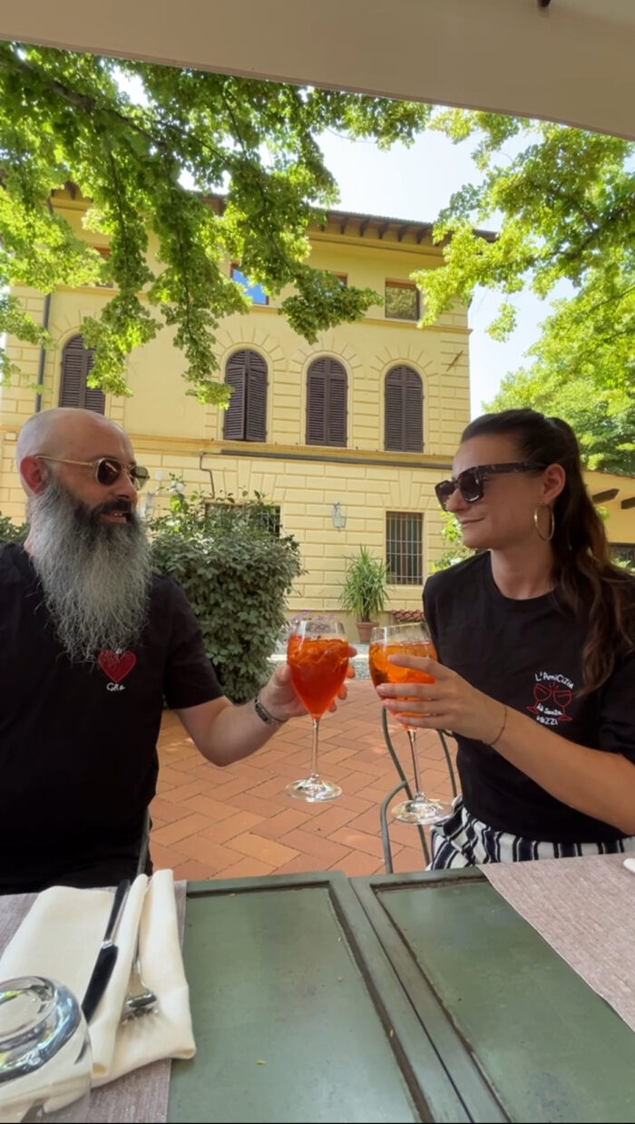 Couple portant le tee-shirt brodé Amicizia col V, avec message « L’amicizia hè senza vezzi » brodé près du cœur