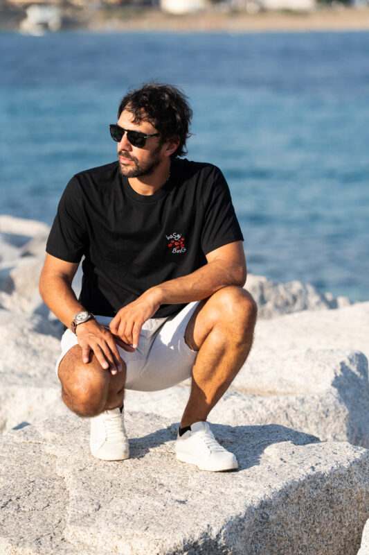 Homme portant le tee-shirt brodé Basgi Basgi, broderie bisous rouges visible sur le cœur, style décontracté et expressif