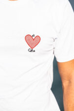 Broderie Di Core, cœur rouge brodé visible côté cœur, sur t-shirt blanc coupe droite et look sobre