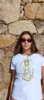 Vue du t-shirt blanc Madre Universale porté, broderie dorée pailletée en motif central, coupe féminine et allure intemporelle