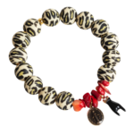 Bracelet en perles silicone motif léopard avec fragments de corail rouge, médaille miraculeuse noire et cornes protectrices noires, inspiré des traditions corses.