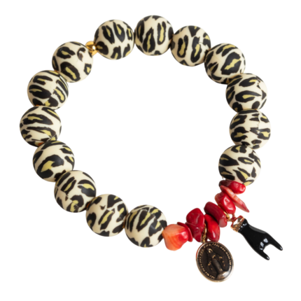Bracelet en perles silicone motif léopard avec fragments de corail rouge, médaille miraculeuse noire et cornes protectrices noires, inspiré des traditions corses.