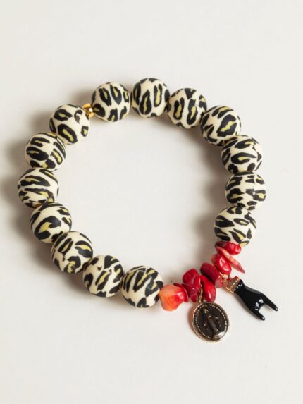 Bracelet en perles silicone motif léopard avec fragments de corail rouge, médaille miraculeuse noire et corne protectrice, inspiré des traditions corses.