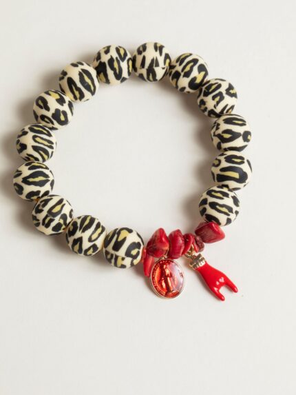 Bracelet en perles silicone motif léopard avec fragments de corail rouge, médaille miraculeuse rouge et corne protectrice, inspiré des traditions corses.