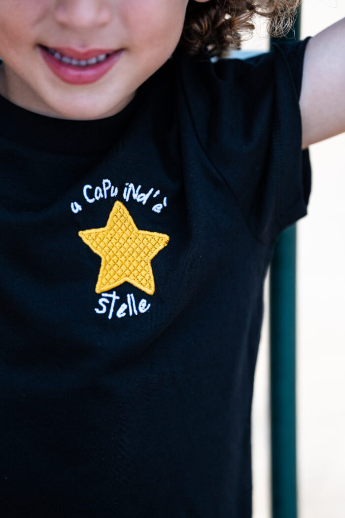Zoom broderie Capu ind’e stelle avec étoile jaune, t-shirt coupe unisexe et tissu 100 % coton, coloris noir
