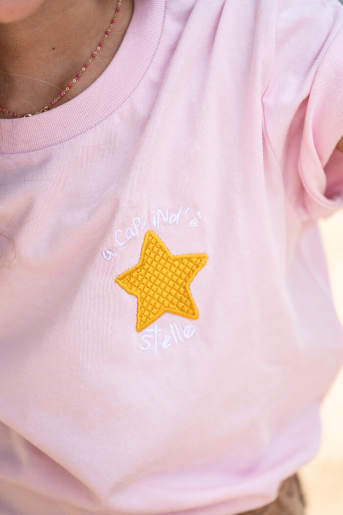 Zoom broderie Capu ind’e stelle avec étoile jaune, t-shirt coupe unisexe et tissu 100 % coton, coloris rose