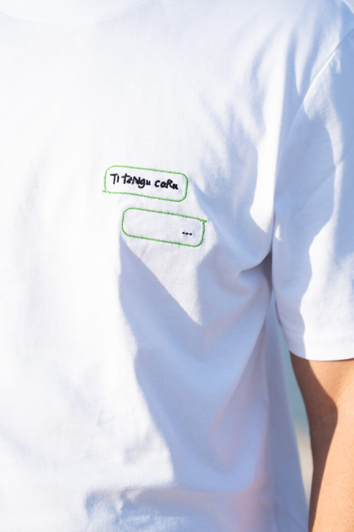Détail broderie du tee-shirt Ti tengu Caru blanc pour homme, deux bulles de SMS