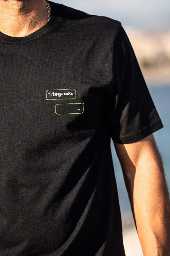 Détail broderie du tee-shirt Ti tengu Caru noir pour homme, deux bulles de SMS