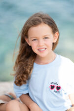 Fille portant le tee-shirt brodé Amore Subitu bleu, message humoristique avec lunettes en forme de cœur, coupe unisexe, t-shirt blanc en coton