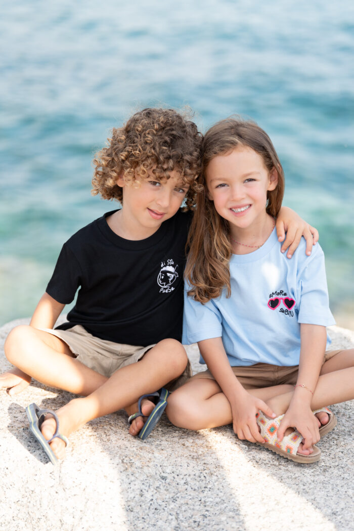Enfant portant T-shirt noir brodé Di stu paese, motif personnage corse avec bandera et T-shirt brodé Amore Subitu, coton doux et coupe unisexe