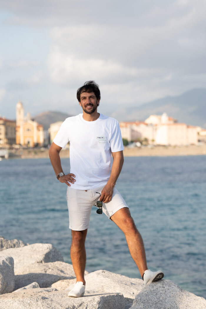 Tee-shirt brodé Ti tengu caru blanc porté par un homme, vue en pied, look complet avec broderie espiègle façon SMS