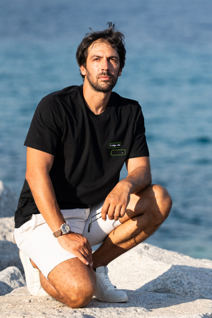 Homme portant le tee-shirt brodé noir Ti tengu caru, vue en buste, broderie façon message visible sur la poitrine