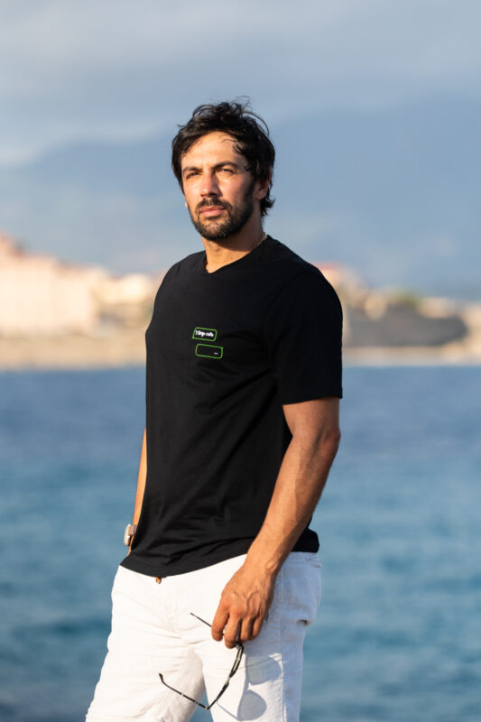 Tee-shirt brodé Ti tengu caru noir porté par un homme, vue en pied, look complet avec broderie espiègle façon SMS