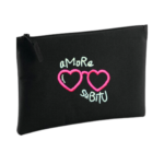 Pochette brodée Amore Subitu noire avec motif lunettes en forme de cœur et message humoristique