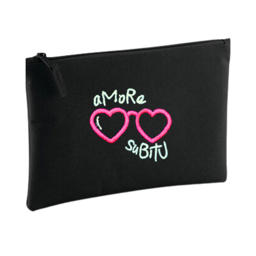 Pochette brodée Amore Subitu – grande et pleine d’attitude Pochette brodée Amore Subitu noire avec motif lunettes en forme de cœur et message humoristique