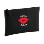 Pochette brodée Acqua in Bocca noire avec bouche rouge et texte humoristique