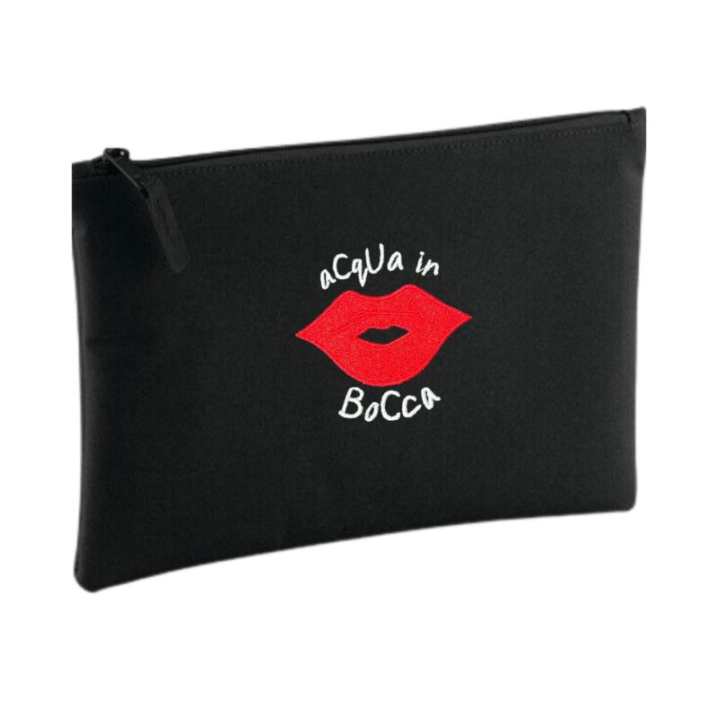 Pochette brodée Acqua in Bocca noire avec bouche rouge et texte humoristique