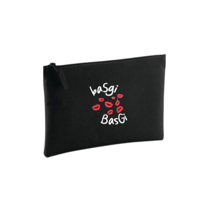 Pochette noire petit format, brodée de jolis bisous basgi basgi,