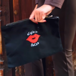 Pochette noire brodée Acqua in bocca, grand format avec bouche pulpeuse rouge