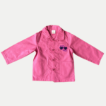 Bleu de Chine rose pour enfant Amore Subitu, avec motif lunettes en forme de cœur rose et message espiègle brodé