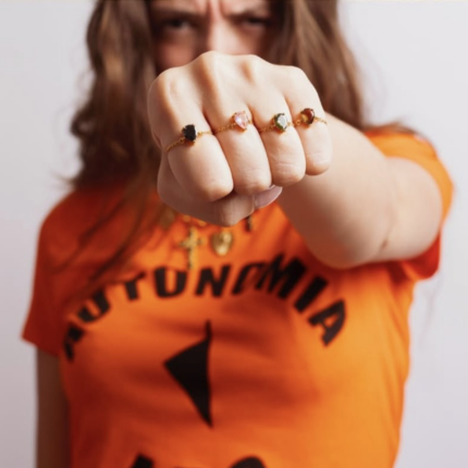 Femme portant bague chaîne ajustable avec pierre en forme de goutte