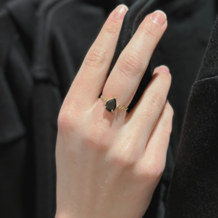 Bague chaîne ajustable pierre zircon noire – bijou femme tendance