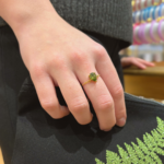 Bague acier ajustable avec zircon couleur vert péridot en forme de goutte