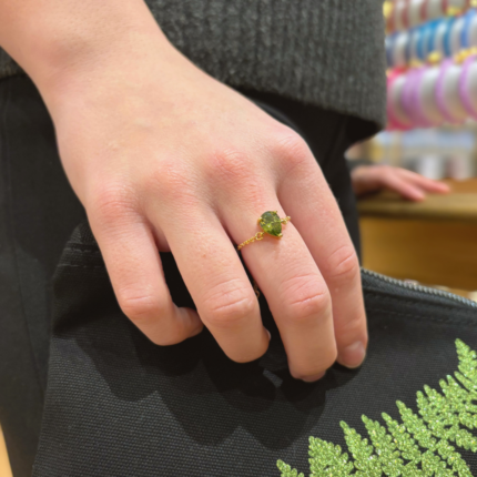 Bague acier ajustable avec zircon couleur vert péridot en forme de goutte