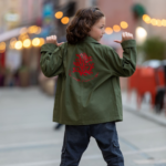 Veste enfant kaki Curaddu rouge pailleté – Portée vue de dos