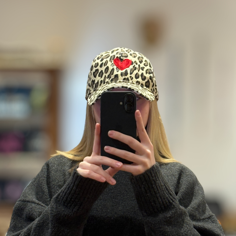 Personne portant la casquette Di Core léopard clair