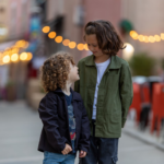 Veste enfant kaki Curaddu rouge pailleté – Portée vue de face