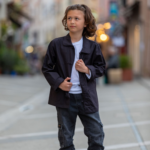 Veste enfant noire avec Curaddu rouge pailleté – Portée vue de face