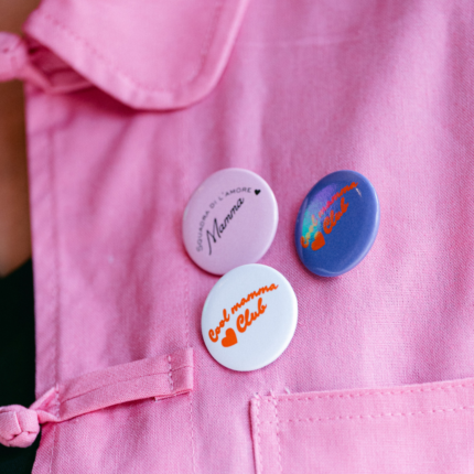 Photo des 3 pin's fête des mère L'Oru Ajaccio : cool mamma club et mamma squadra di l'amore