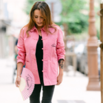 Veste bleu de chine rose porté vu en pied avec la broderie noire Mamma Squadra di l'amore – L'Oru fête des mères